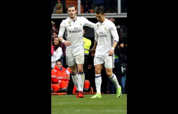 El delantero inglés del Real Madrid Gareth Bale (i) celebra su gol, con su compañero el portugúes Cristiano Ronaldo.