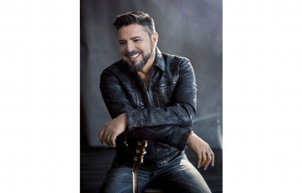 Omar Alfano en concierto junto a Luis Enrrique