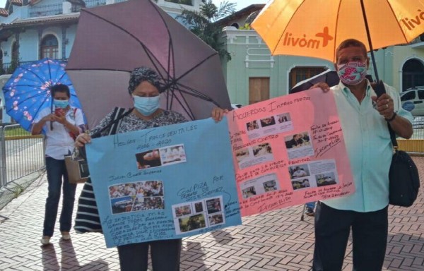 Afectados por el jarabe contaminado salieron a protestar a la Presidencia