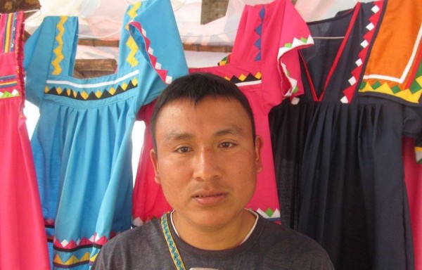 Indígenas se vuelcan a la costura para subsistir