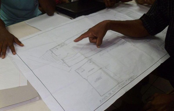 Muchachos aprenden a hacer planos del proyecto.