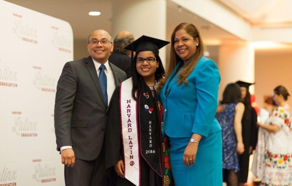 Dianisbeth junto a sus padres Roderick Acquie e Isabel Navarro en su graduación.