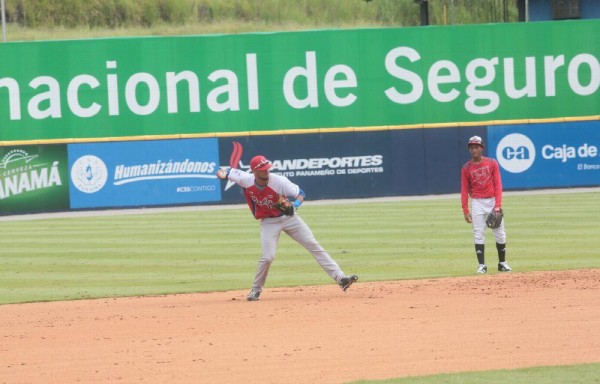 Se fue al infield a recoger roletas en el campo corto