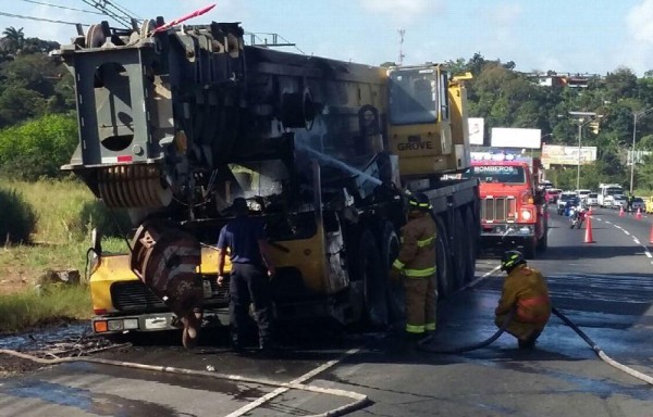 El conductor del camión salió ileso de este incidente en la autopista.