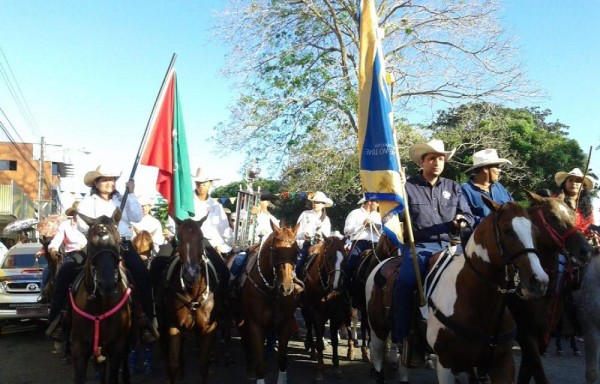 Jinetes de todas las edades se pasearon por las calles del pueblo.