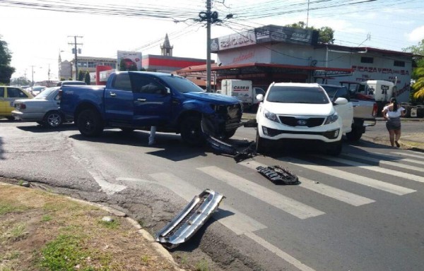 Accidente en David. Se presume que se originó por la falta de cortesía en el manejo.