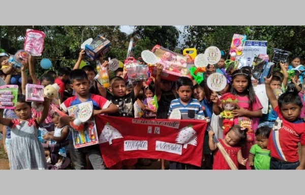 Los pequeños de la comunidad de Alto Melón recibieron obsequios y disfrutaron de juegos.