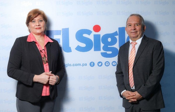 La docente Enereyda De La Cruz y el profesor Edgardo Murgas.