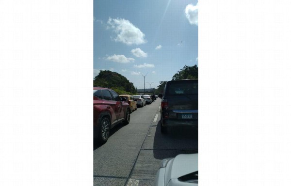 Enorme tranque hacia Panamá.