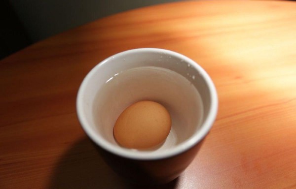 Si el huevo flota en el agua es porque está dañado.