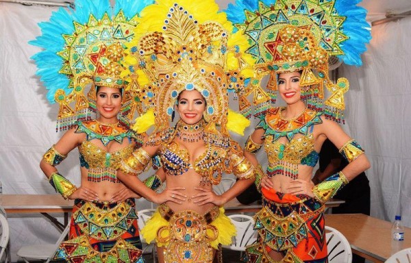 La reina Onissis Samaniego y sus princesas en el Carnaval de la City.