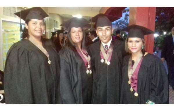 Alonso junto a sus compañeras de graduación.