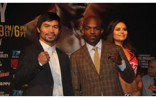 Los boxeadores Manny Pacquiao (i) y Timothy Bradley.