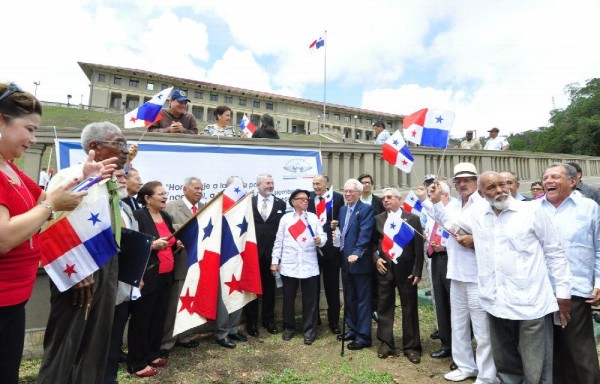 Ilustres volvieron a revivir la siembra de banderas.