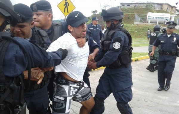 Cuando intentaron cerrar nuevamente la vía Transístmica hubo trifulca y arrestos.