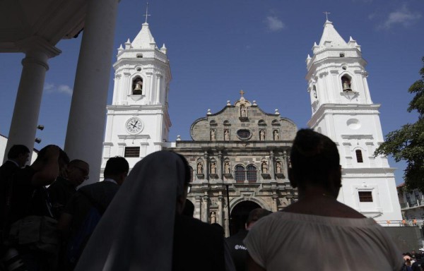 Los feligreses rodearon la basílica para escuchar la misa.