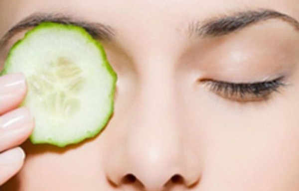 Elimina las manchas negras debajo de los ojos