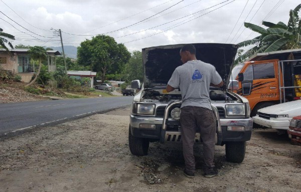 La servidumbre es utilizada como taller de autos.