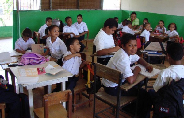 Cuestionan la falta de alimentos y logística en las escuelas.