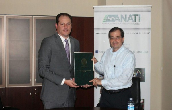 El director de la ANATI, Carlos González, en la entrega de escrituras.