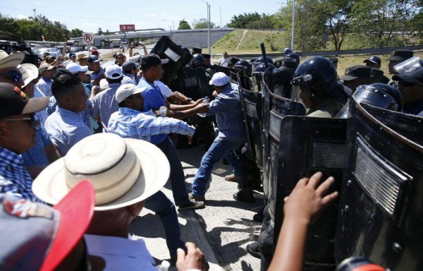 Productores se enfrentan a antimotines.