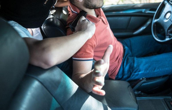 Lo despojaron de sus pertenencias.