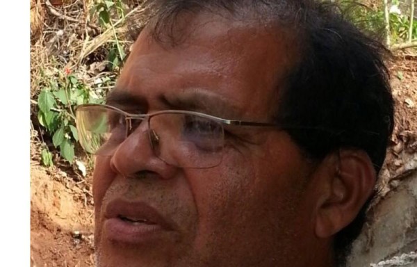 Temen que tres casas les caigan encima