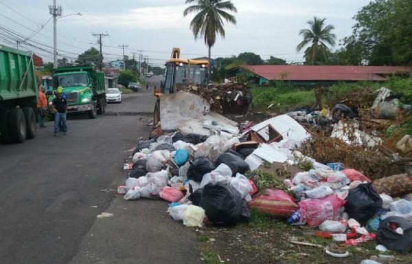 AAUD ha realizado varios operativos para bajar la acumulación de basura, pero servicio aún sigue sin normalizarce.