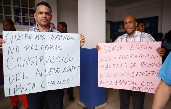 Docentes y padres de familia realizaron una protesta a lo interno del plantel.