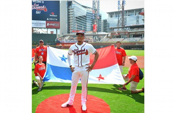 Johan Camargo con el Pabellón Nacional a su espalda.