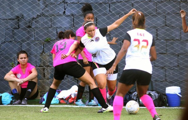Yudinet Hoy con el balón.