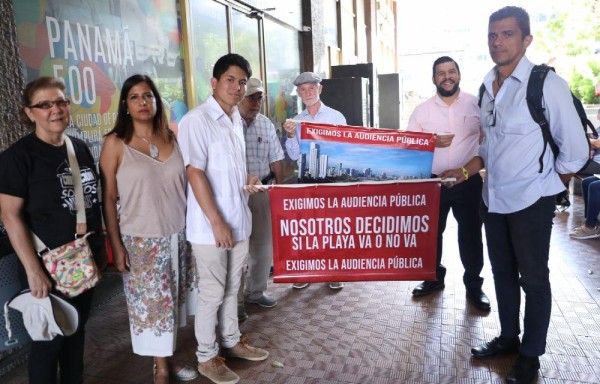 Protestan en la Alcaldía de Panamá por obra de playa