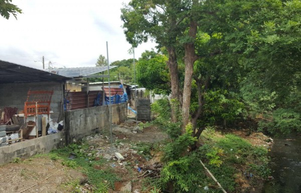 Moradores a orilla de la quebrada son los más afectados.