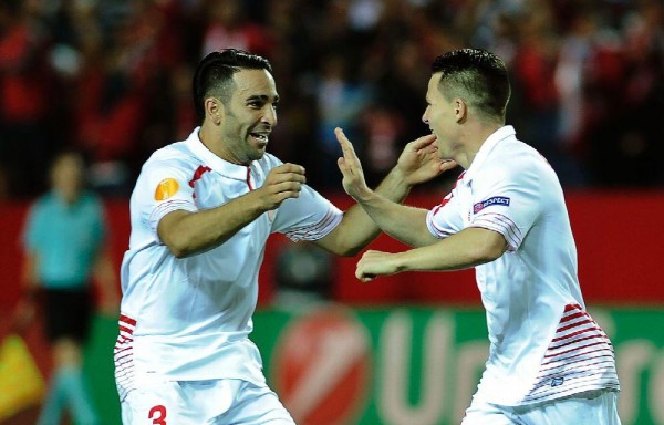 Kevin Gameiro celebra con el defensa Adil Rami uno de sus goles del partido.