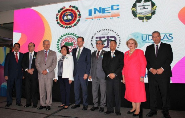 Firmaron para establecer los acuerdos.