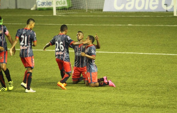 Los jugadores de Plaza Amador celebra uno de los goles.