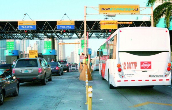 Para los críticos, la estrategia solo funcionaría si se dejan los autos en casa y se utilizan los metrobuses.