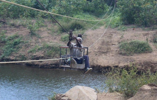 Es peligroso y ya han ocurrido accidentes donde hasta los niños han caído al agua.