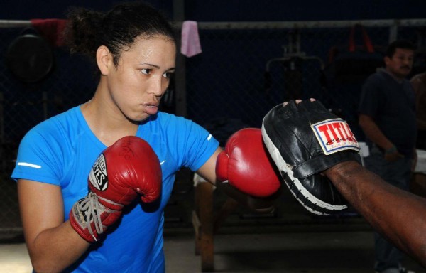 La boxeadora panameña Chanttall Martínez no estuvo conforme con la decisión de los jueces.