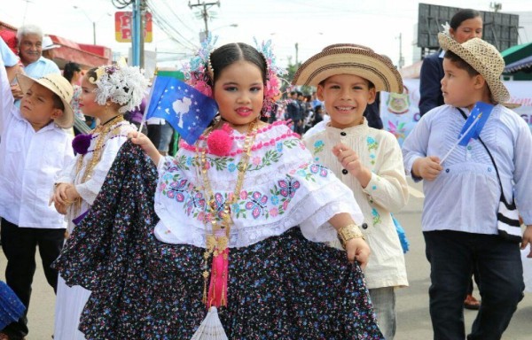 ¡Orgullo de Veraguas desfila con el pabellón!