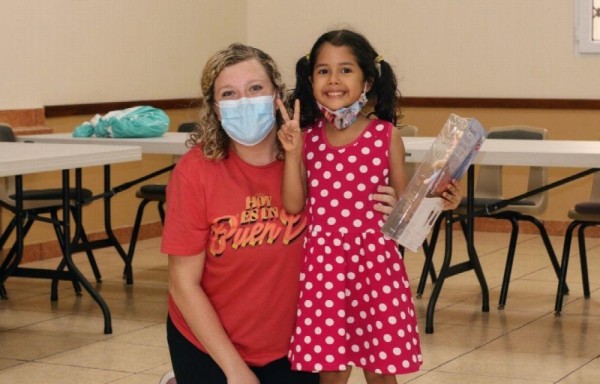 Cantante Allie Gardner en su labor en el país.