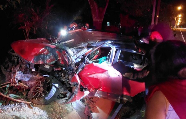 Perdió el control de su vehículo y se estrelló contra un árbol