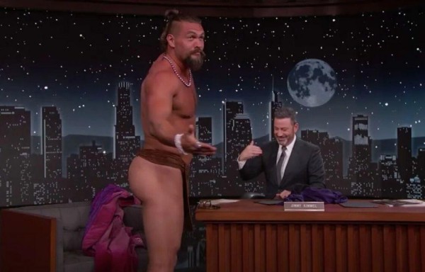 Prefiere estar sin ropa hasta en la TV