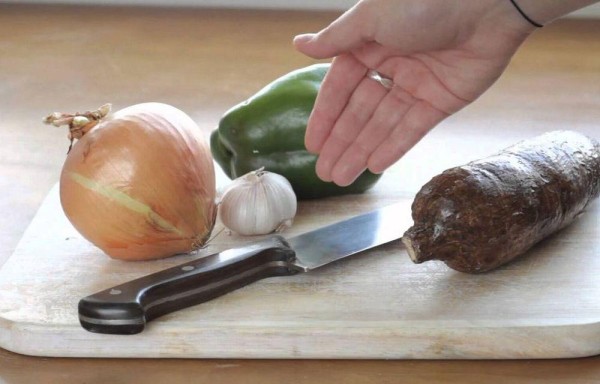 Preparar con ajo, ají y cebolla.