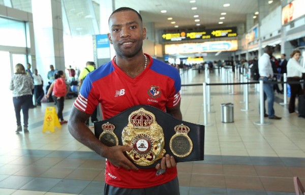 El panameño Jezreel Corrales, con su faja de supercampeón superpluma de la AMB.