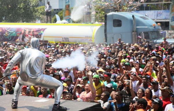 En los culecos de la capital hubo agua, humo y espuma.