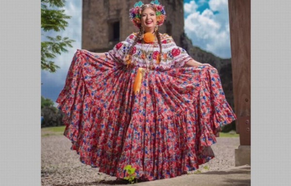 Orgullosas por el traje típico