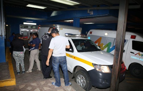 Familiares de la fallecida acudieron a la Policlínica.