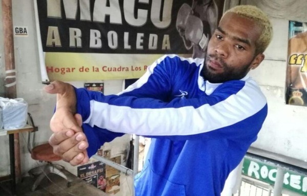 El supercampeón mundial superpluma de la AMB, el panameño Jezreel ‘El Invisible' Corrales.