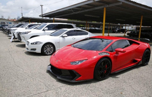 Sedanes, camionetas y un Lamborghini, entre los autos incautados.